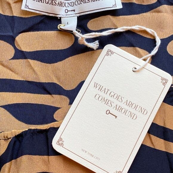 0145 What Goes Around Comes Around Print Blouse Shirt Size L NWT - Picture 4 of 10